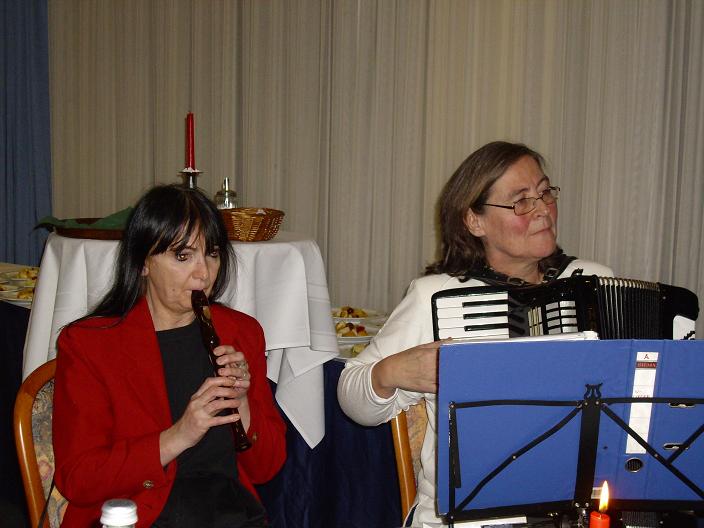 Frau Ilse Petereit spielt Flöte, Frau Marianne Schulte begleitet auf dem Akkordeon. Foto: Ulrike Peters