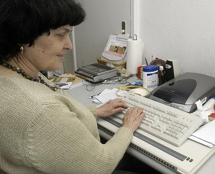 Christa Ufermann in Ihrem Büro am PC ohne Bildschirm.