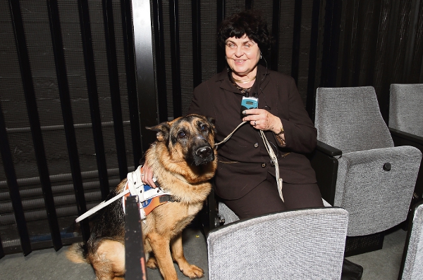 Christa Ufermann und ihr treuer Begleiter, der Führhund Alex, der nicht nur selbst eine Premiere feierte durch seinen Besuch im MiR, sondern auch dem MiR zu einer Premiere der besonderen Art verhalf.