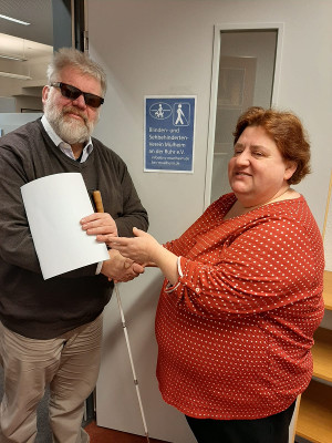 Frau Maria St. Mont erhält die BSVN „Blickpunkt-Auge“-Urkunde überreicht durch Herrn Johannes Willenberg, Koordinator ‚Blickpunkt Auge‘ im BSVNRW.