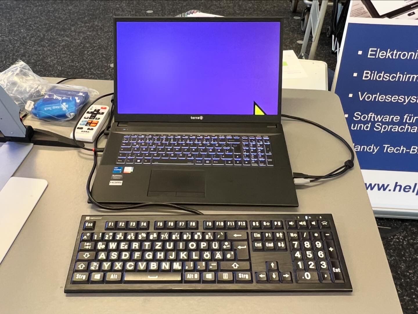 Computer mit Tastatur - Große Buchstaben