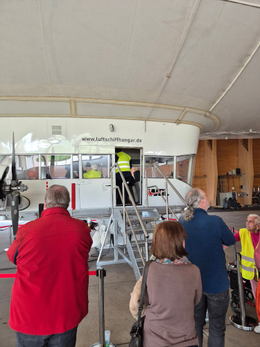 Luftschiff-Gondel in einem Hangar