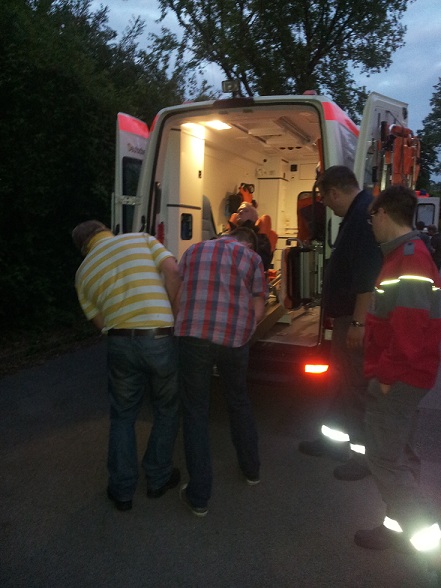 Blinder wird auf der Trage in den KTW geladen