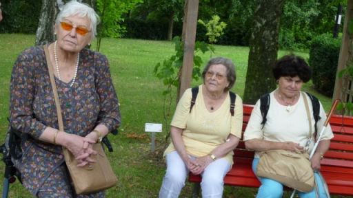 Christa Ufermann und Ruth Suhren lauschen der Stimme von Stefanie Horn im Kräutergarten