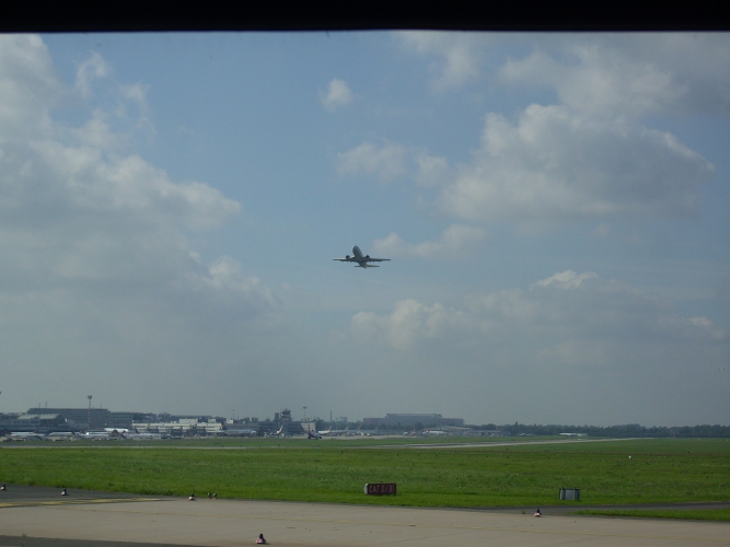 Ein Flugzeug startet direkt vor uns auf dem Rollfeld.