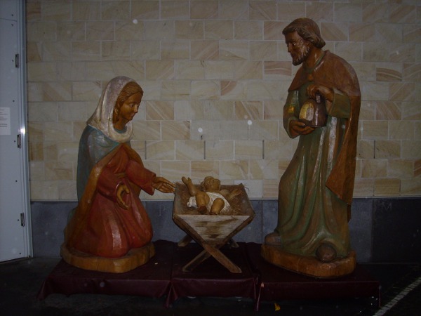 Lebensgroße Krippenfiguren am Eingang des Museums