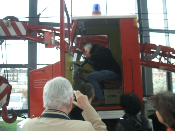 Mitglied Peter Falk im Kranwagen.