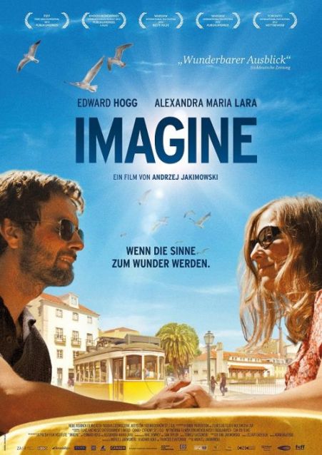 Ein Filmplakat zum Film Imagine. Edward Hogg und Alexandra Maria Lara stehen gegenüber und halten sich mit ausgestrecktem Arm die Hand. Beide tragen Sonnenbrillen. Im Hintergrund befindet sich ein Schnappschuss von Lissabon.