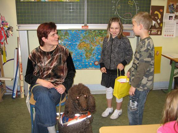 Blindenführhund Ken mit Halterin in der Schule.