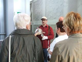 Herr Ali Arslan mit Soldatenhelm