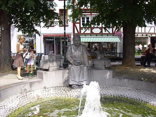 Die Butterträgerin - ein Denkmal für die westerwälder Landfrauen.
