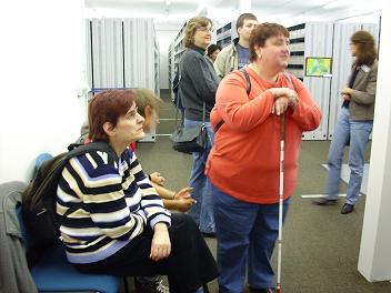 Frau St. Mont und Frau Vera Giesen vor dem grauen und kontrastlosen Zelt