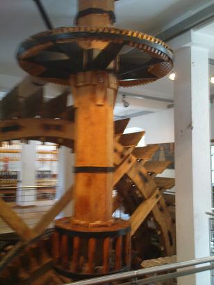 Das große Wasserrad trieb alle Maschinen an.