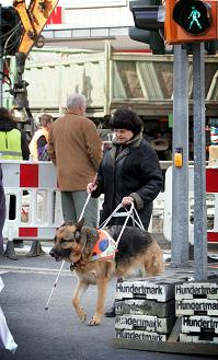 Christa Ufermann mit Blindenführhund Theo in der Mülheimer Innenstadt.