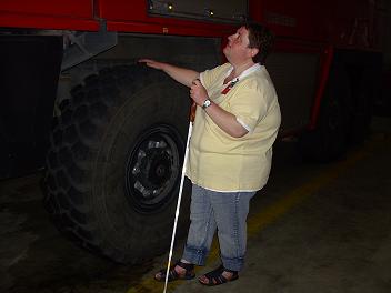Frau St. Mont neben dem Reifen des Feuerwehrautos.