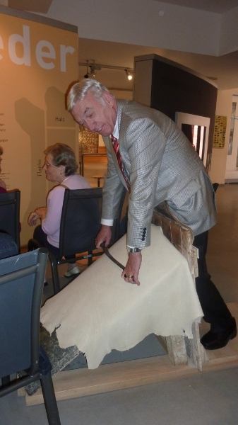 Herr Adam zieht vom Leder! In gebückter Haltung schabt Herr Adam Gewebe von der Haut.